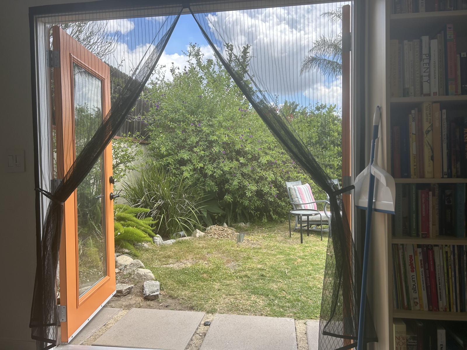 Uitzicht vanaf het kantoor met uitzicht naar buiten. Het kantoor heeft airconditioning en magnetische schermen als je liever in de natuur werkt.