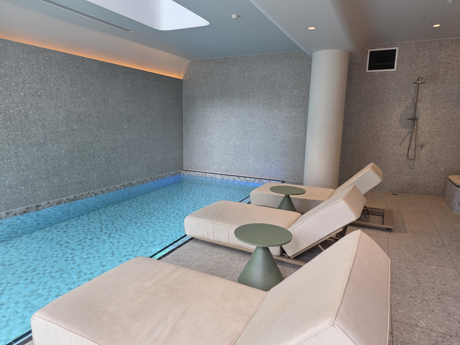 Piscina dos moradores com banho turco atrás