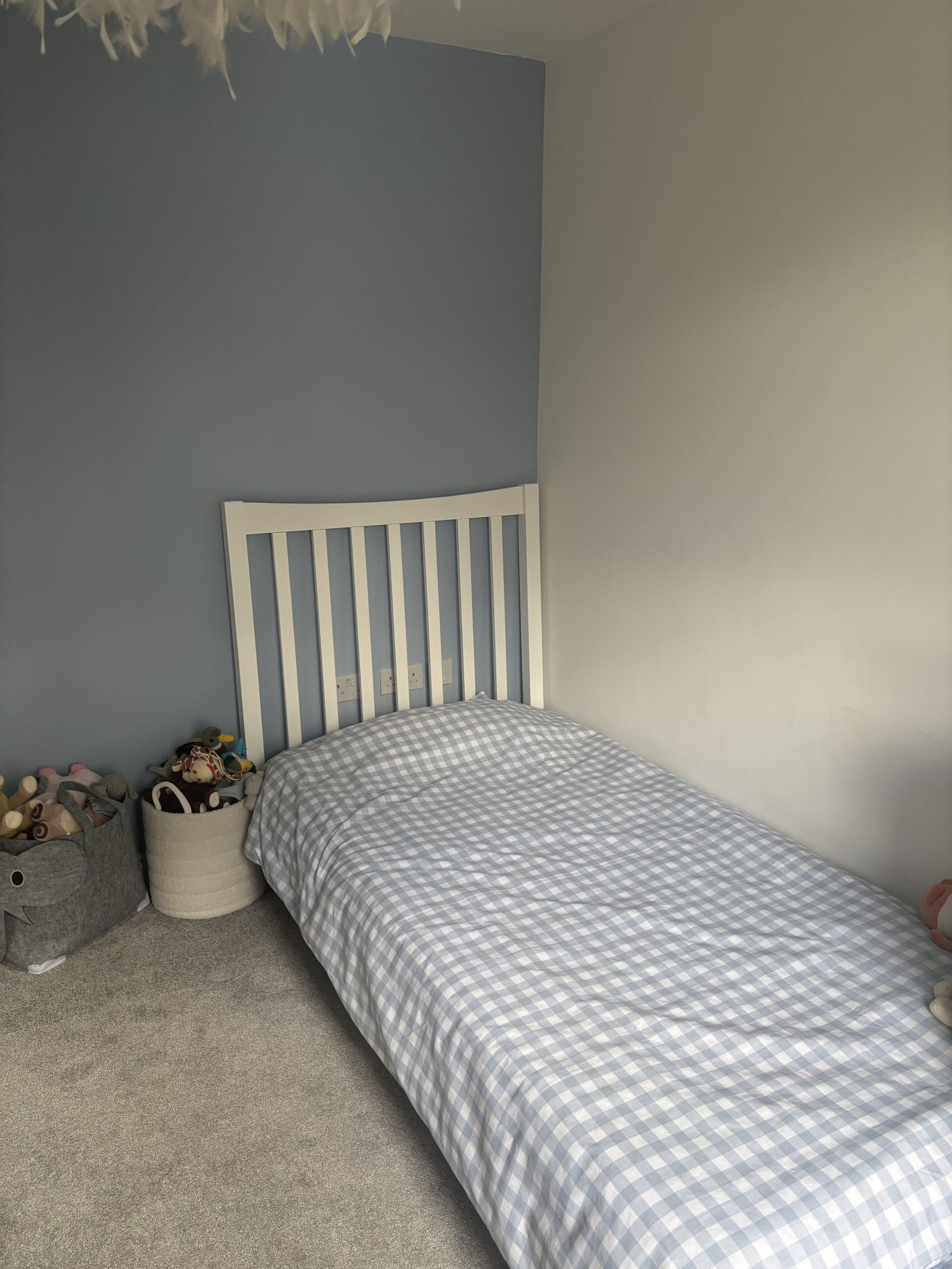 Quarto da criança - cama de solteiro, relativamente baixa do chão. É aqui que meu filho de 3 anos dorme. Também tenho um protetor de cama.