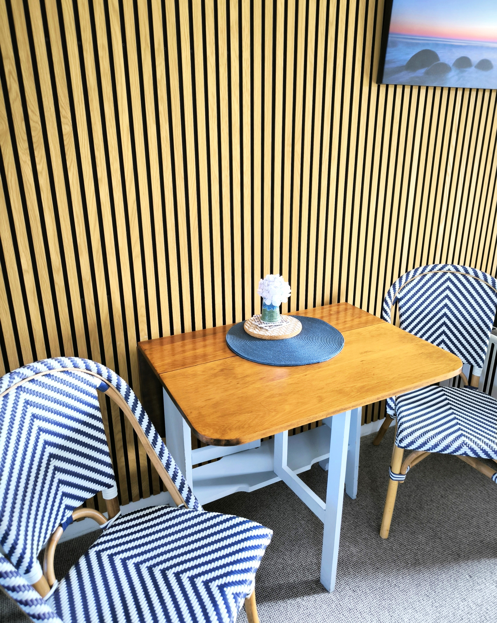 Tisch zum Essen oder Arbeiten. Highspeed-WLAN inklusive