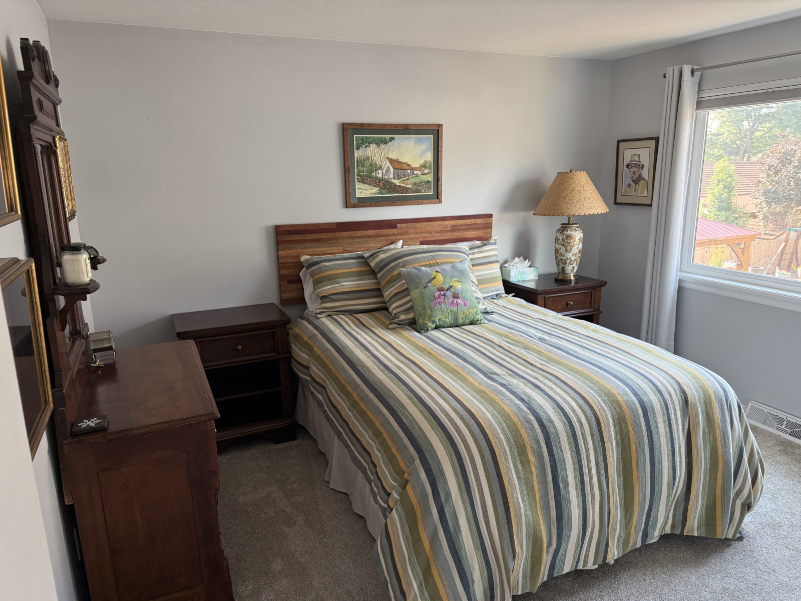 Cette chambre d’amis avec lit queen size dispose d’un espace pour déballer et ranger les choses, y c ...