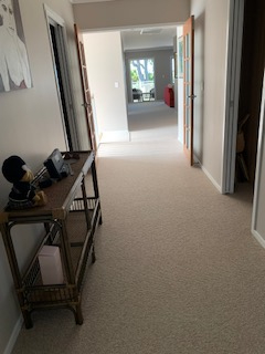 Toegang tot inloopkasten in de hoofdslaapkamer