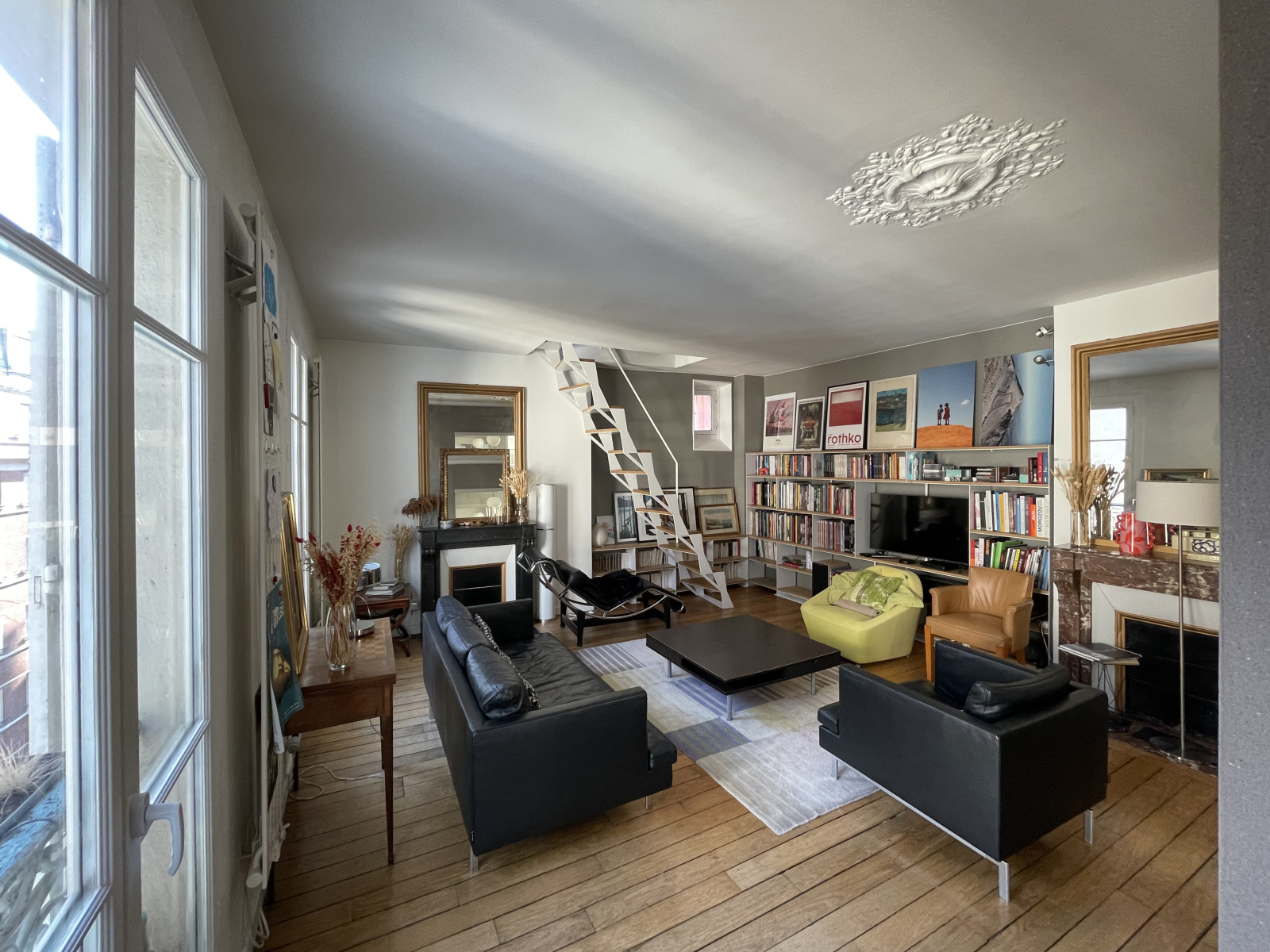 Soggiorno con scale per la camera da letto dei genitori