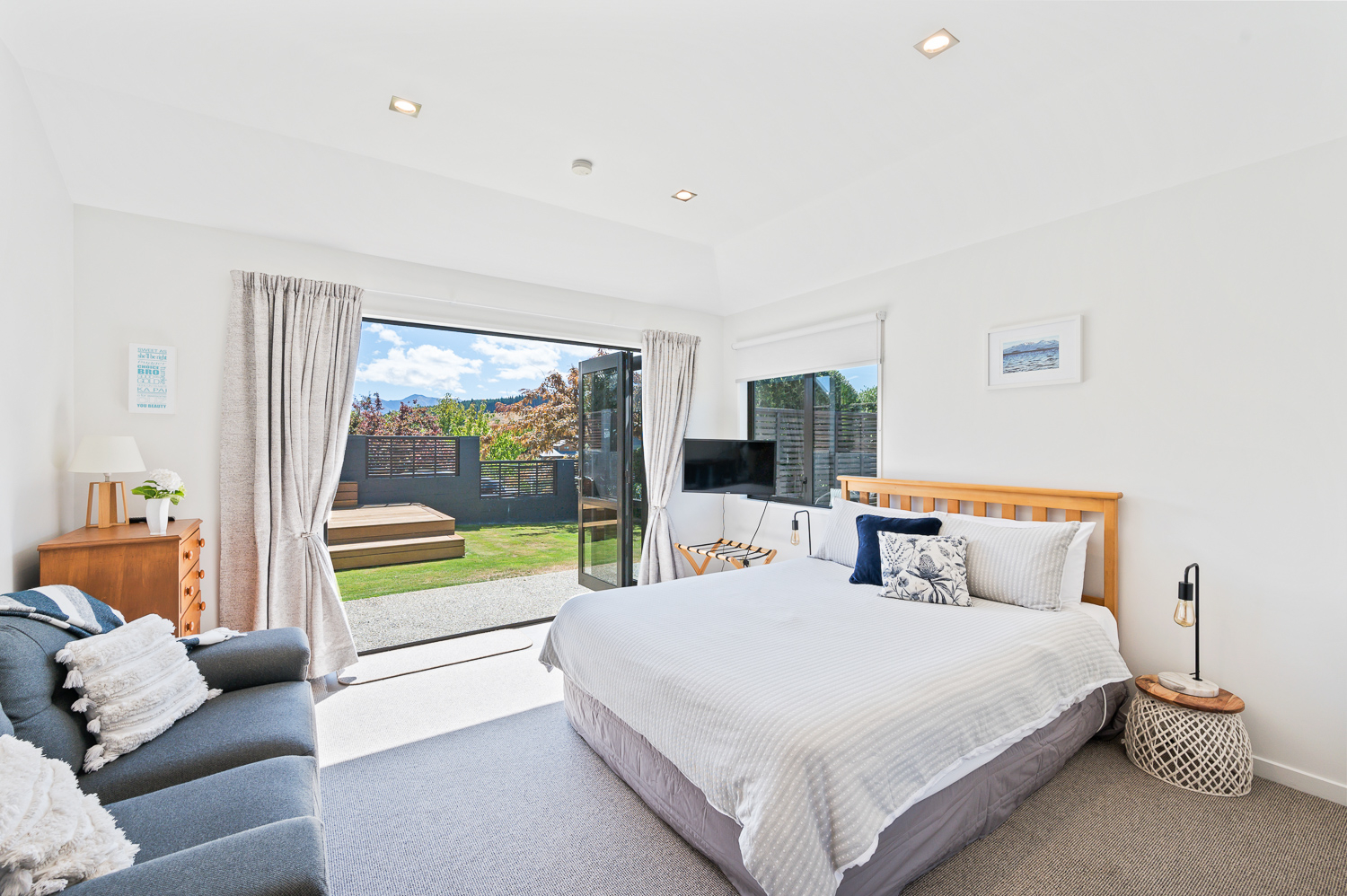 Studio mit Außenfluss in den Innenhof. Queensize-Bett, 2-Sitzer-Couch, Smart-TV. Ideal für Paare ode ...