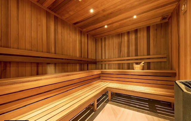 Die Sauna wird mit den Bewohnern des Gebäudes geteilt.