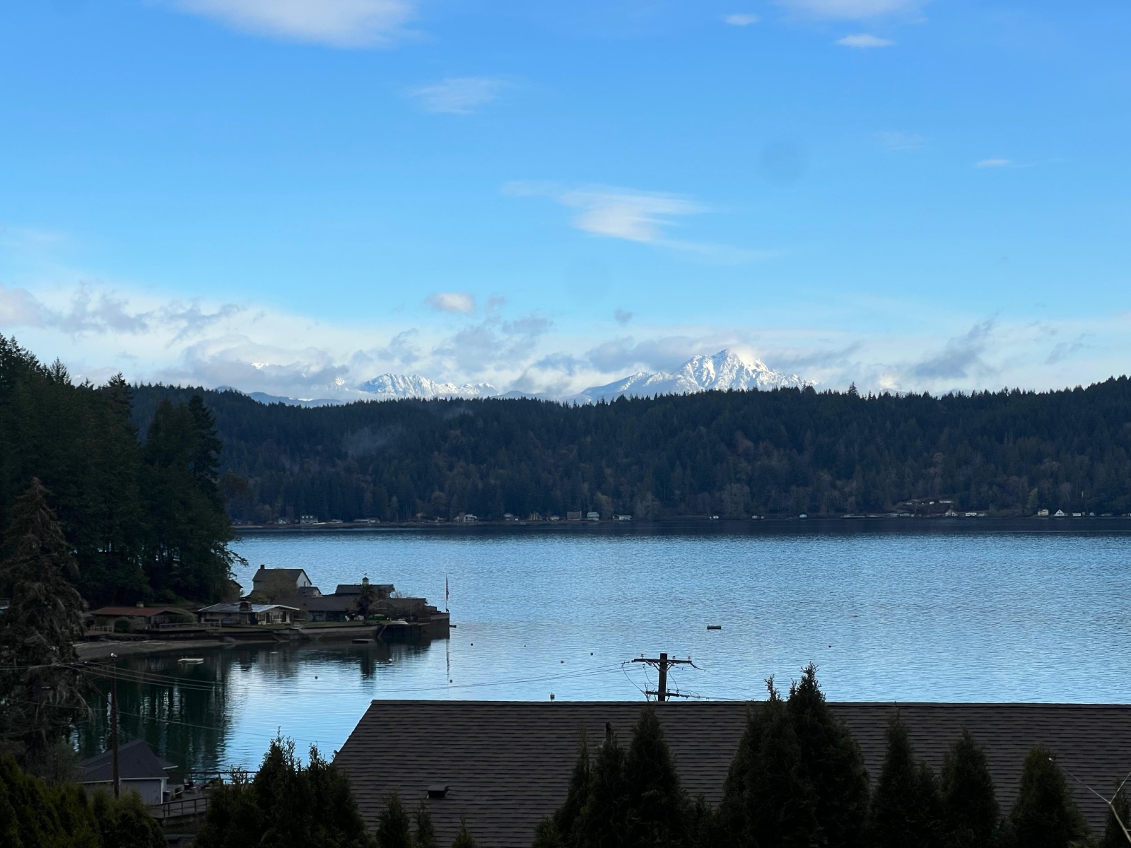 Kijk uit over de fjord die alleen op het Amerikaanse vasteland te vinden is in ons onlangs gerenoveerde, ruime huis.