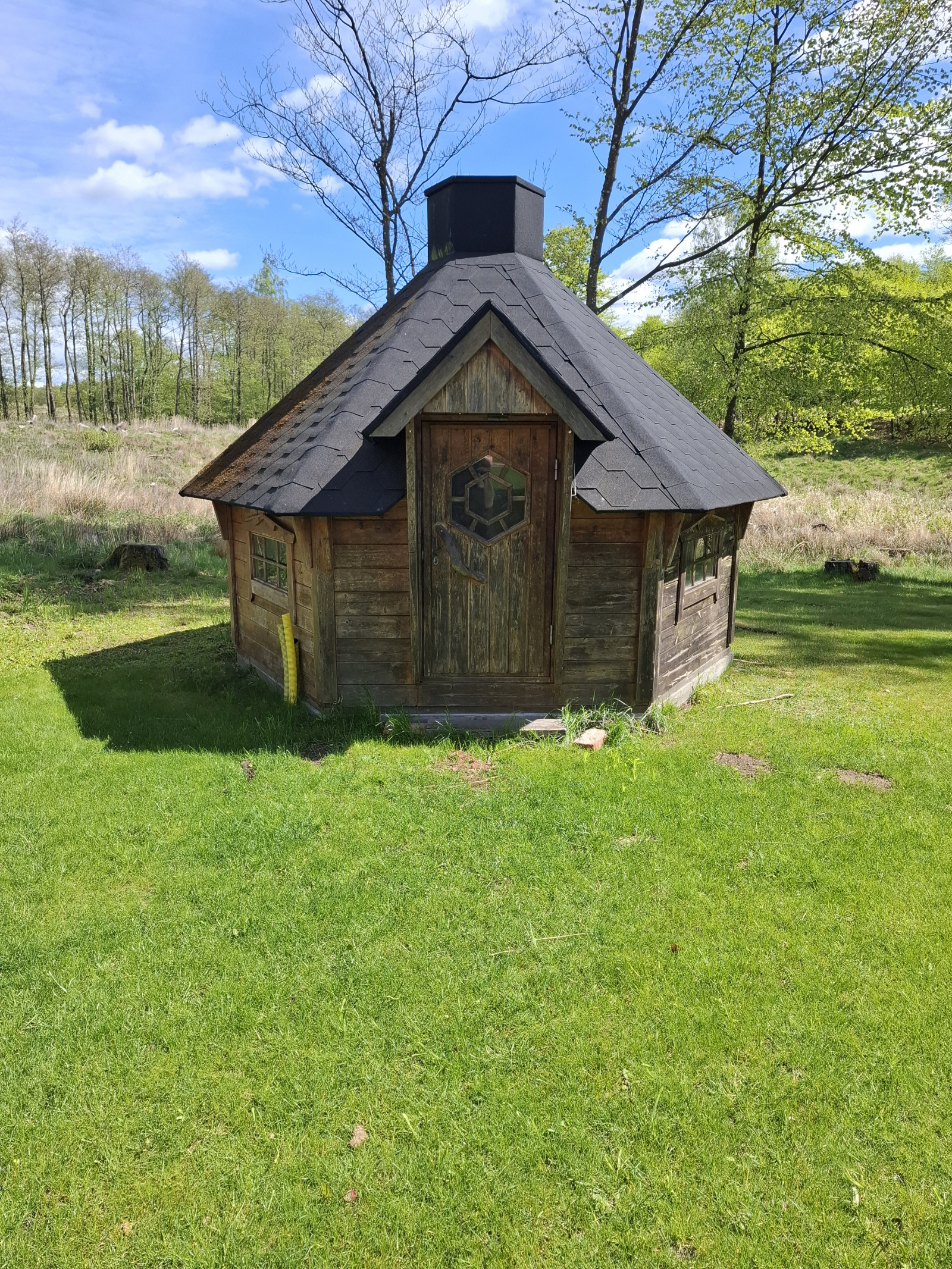 Karakteristiek huis in het Zweedse bos