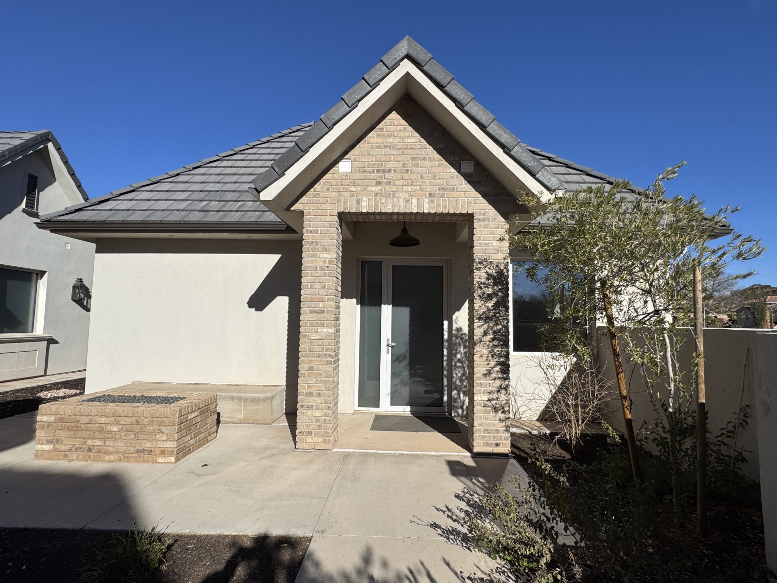 Entrée Casita avec cheminée extérieure et banc