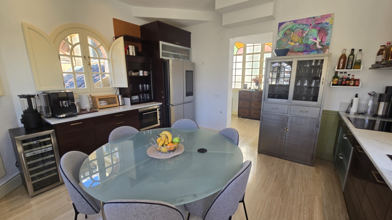 Fully equipped including a Jura coffee machine