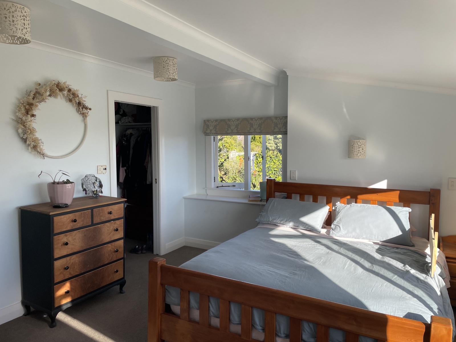 Sunny home… 4 minutes drive to New Zealand’s best Family Friendly Beach, with ocean views, native birds and a playground!