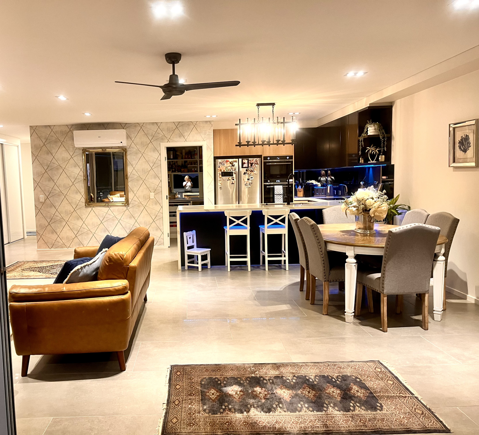 Zona de estar en la planta baja con televisor y chimenea