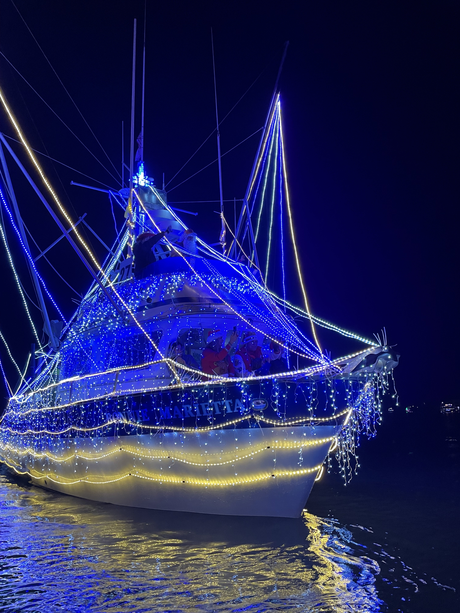 De jaarlijkse botenparade in december is erg leuk.