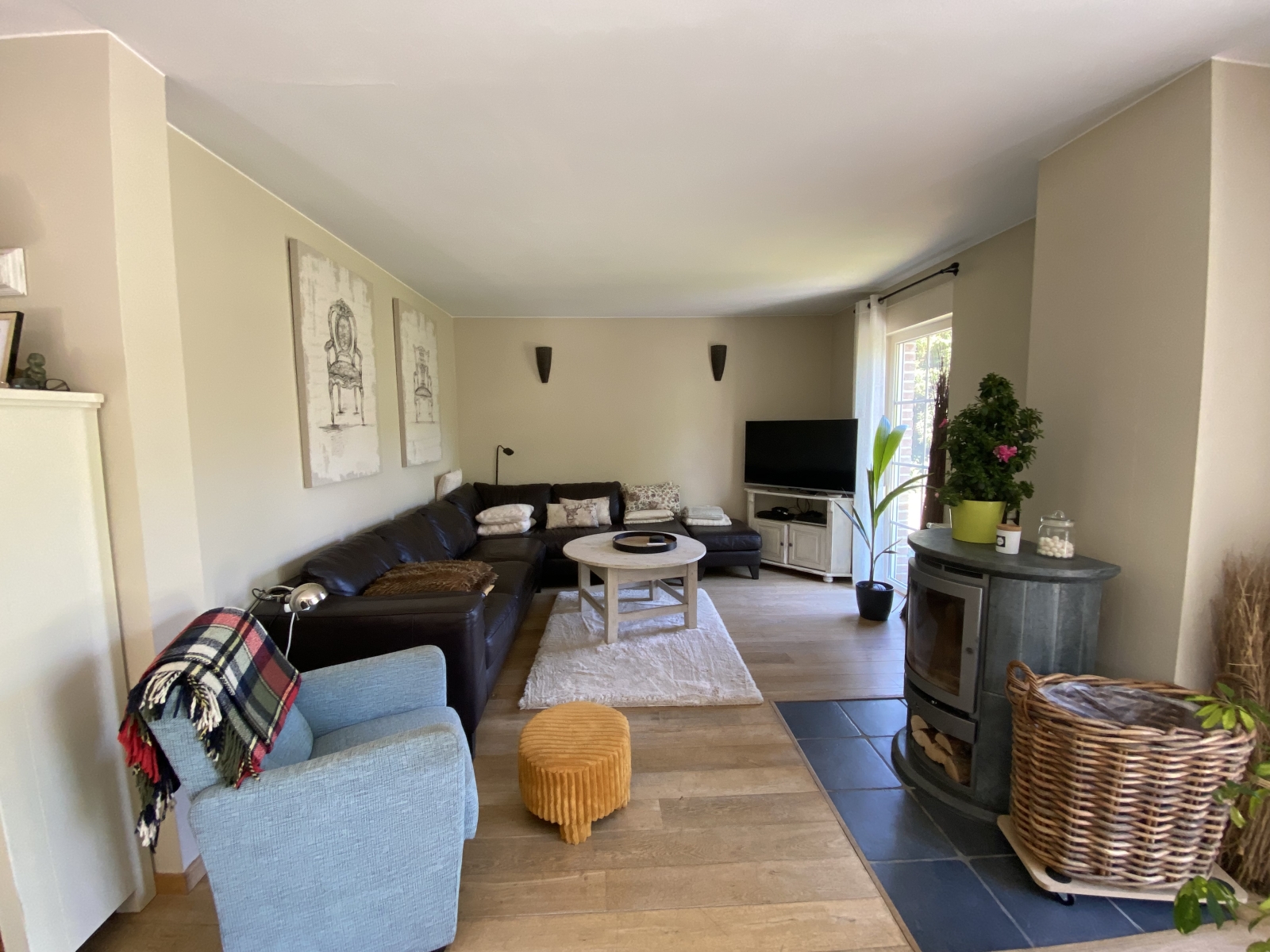 Casa a 4 facciate non lontano dai negozi in una zona tranquilla