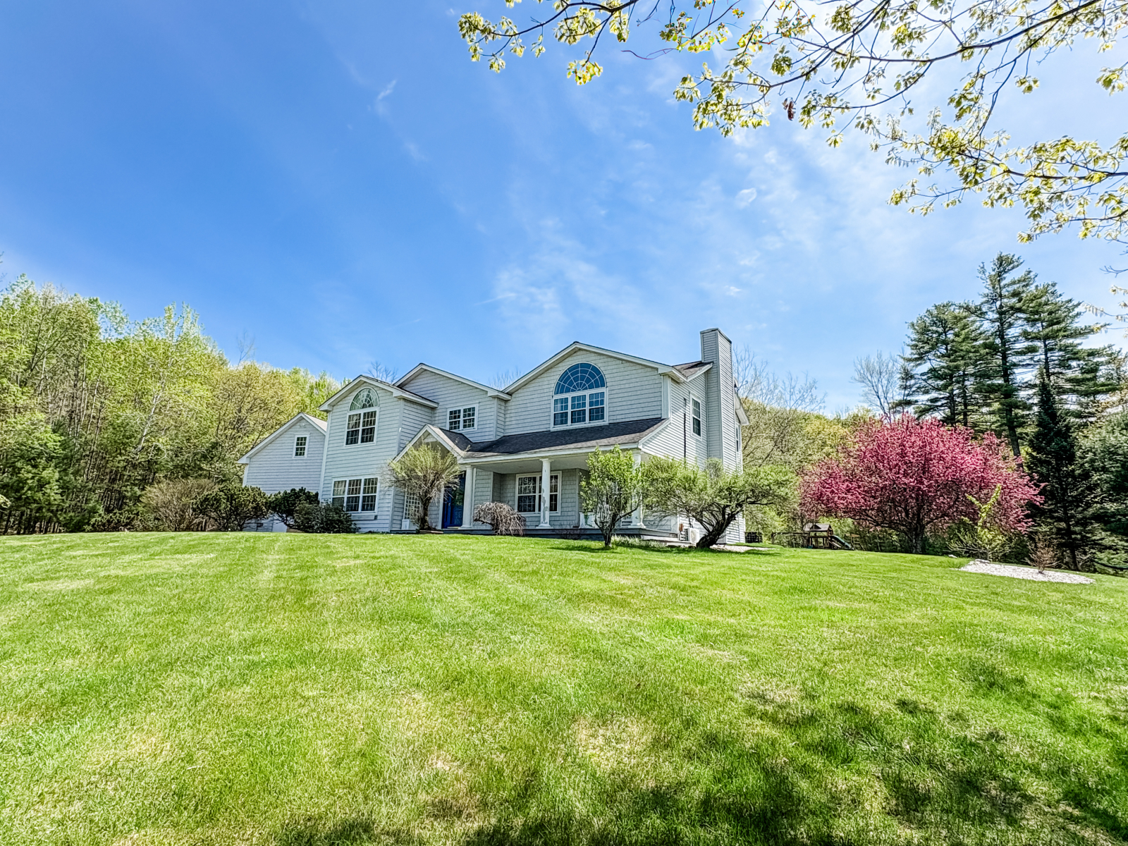 Nossa espaçosa casa e jardim ❤️ da frente