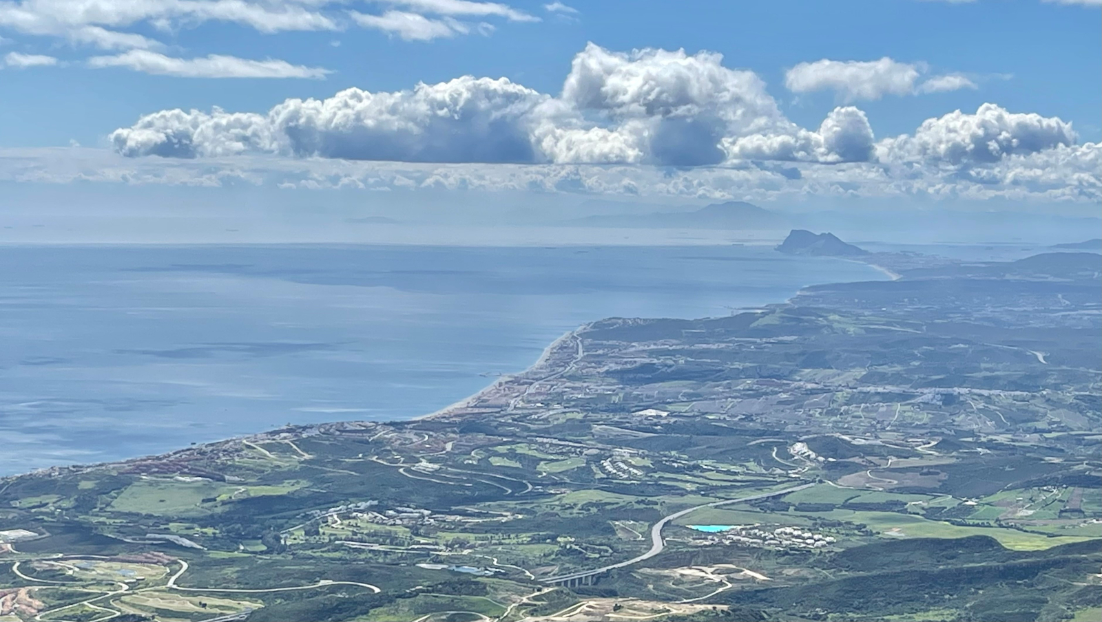 Prachtige uitzichten op de Alboranzee, Gibraltar en de Marokkaanse kust vanaf de top van Pico de los Reales, die zichtbaar is vanaf het terras van ons appartement. Met 1.452 meter (4.764 voet) ligt de top minder dan 10 km van de zee.
