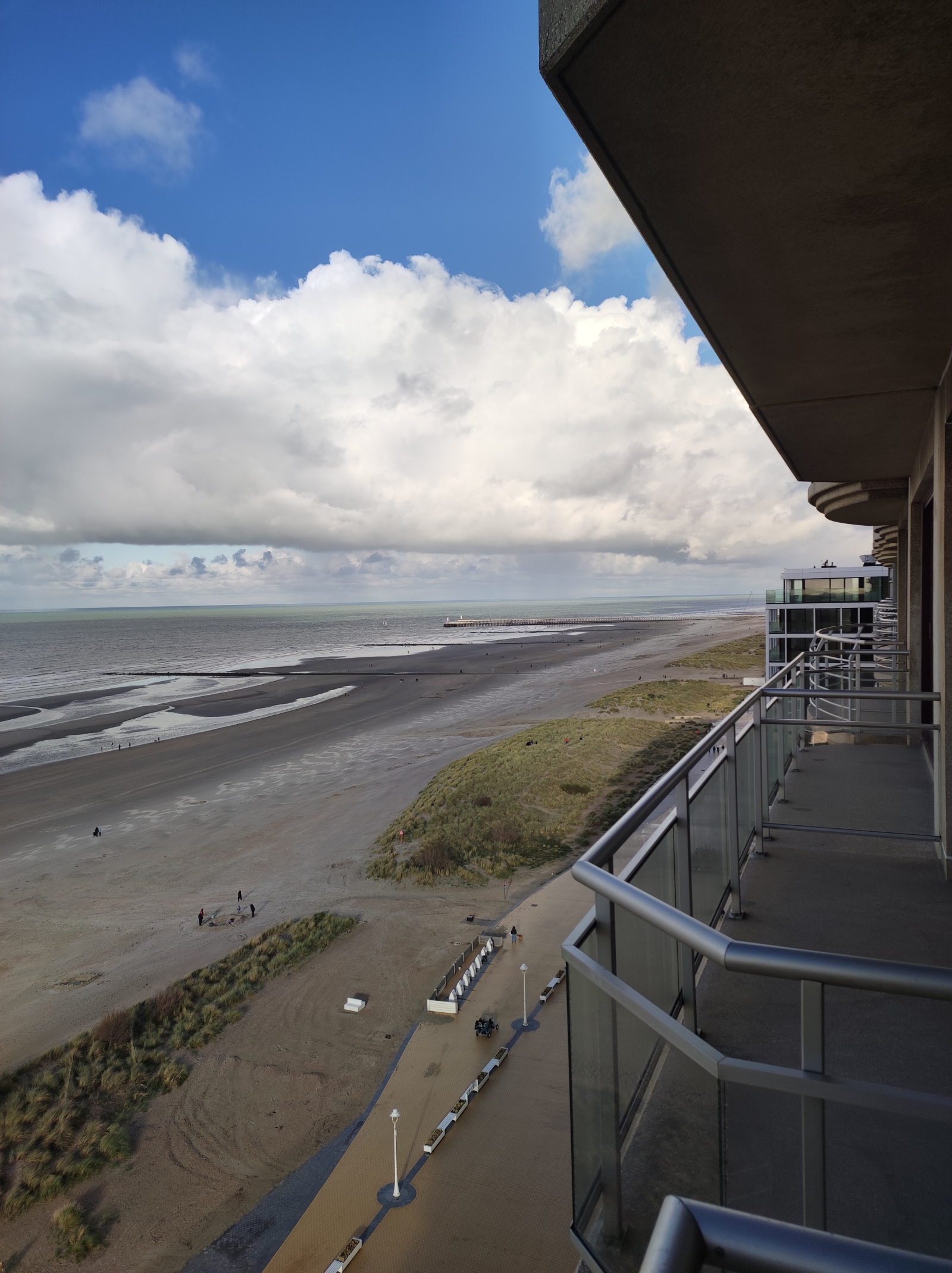Vista desde la sala de estar en el malecón y el acceso al puerto deportivo