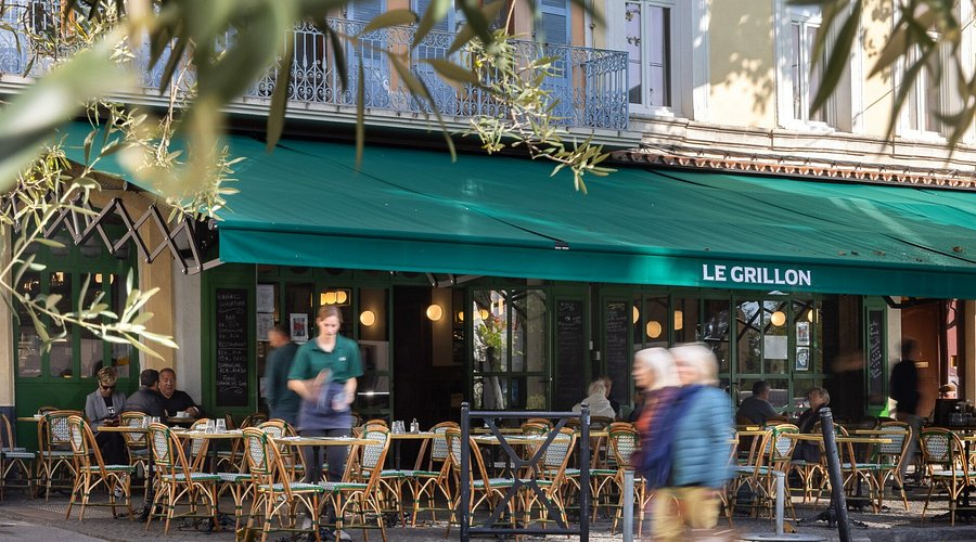 Hay muchos restaurantes, cafeterías y bares en el centro de la ciudad. Le Grillon siempre está lleno de actividad y es divertido. ¡Asegúrate de tener reserva en los meses de verano!