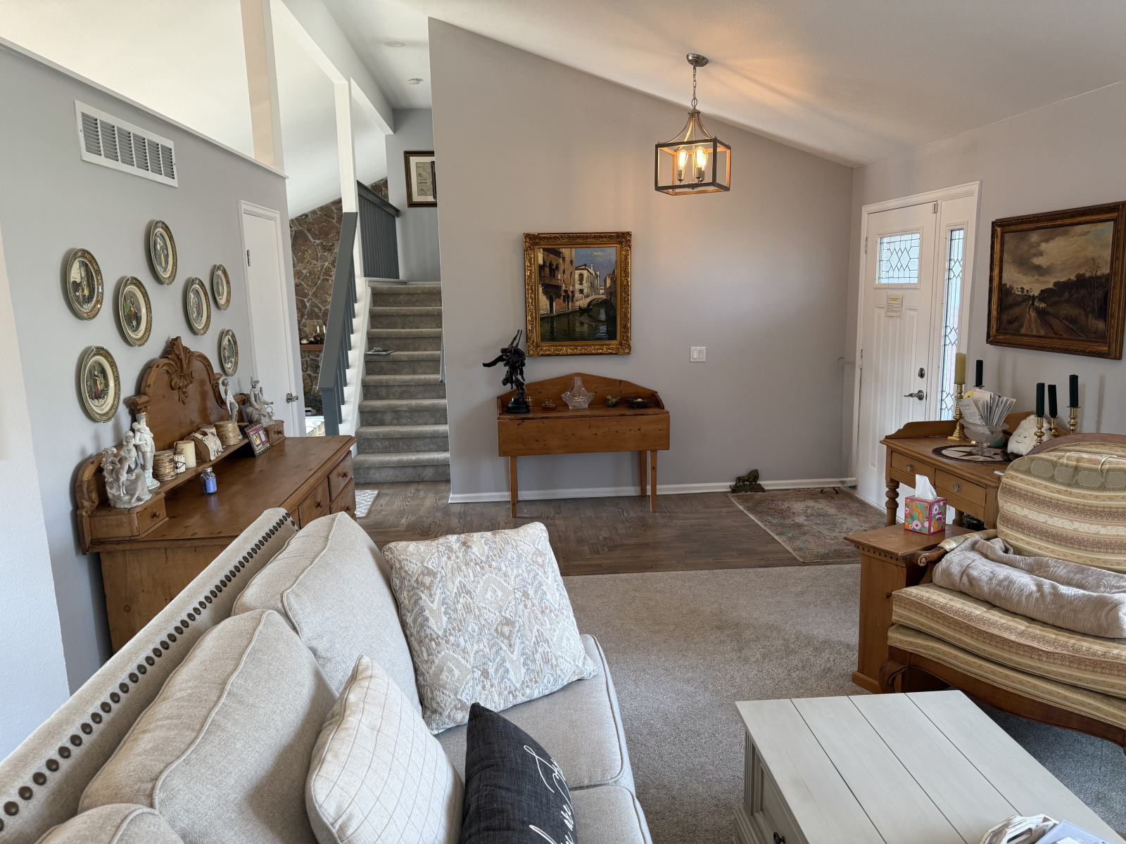 À l’étage du salon se trouvent deux chambres et deux salles de bains à l’usage des invités.