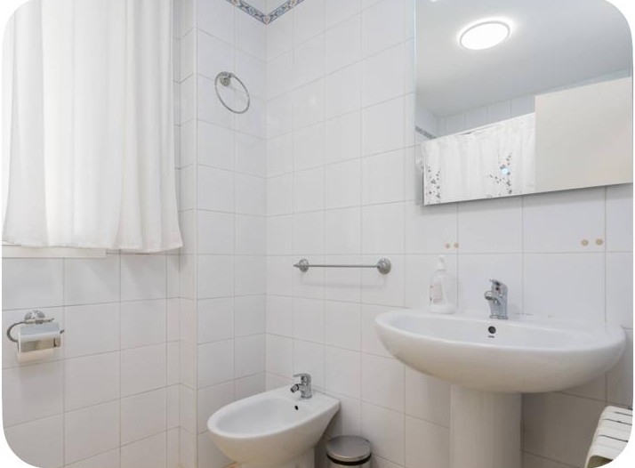 Zongekust strandgeluk in Spanje. Oase met 2 slaapkamers en privétuin, zwembad en eindeloze kustcharme.