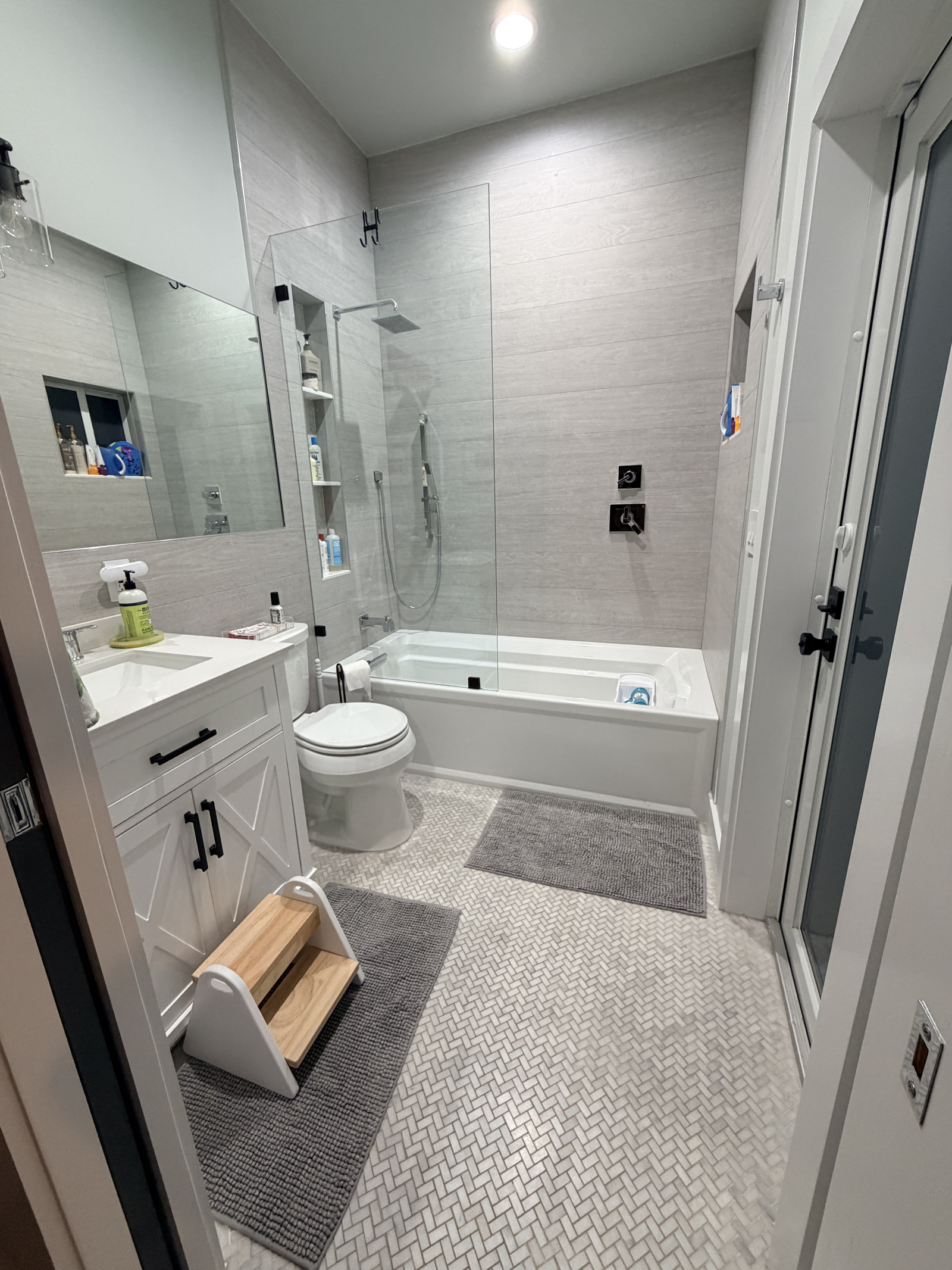 Komplettes Badezimmer mit Badewanne/Dusche.  Diese führt auch in den Garten, sodass man vom Pool aus ...