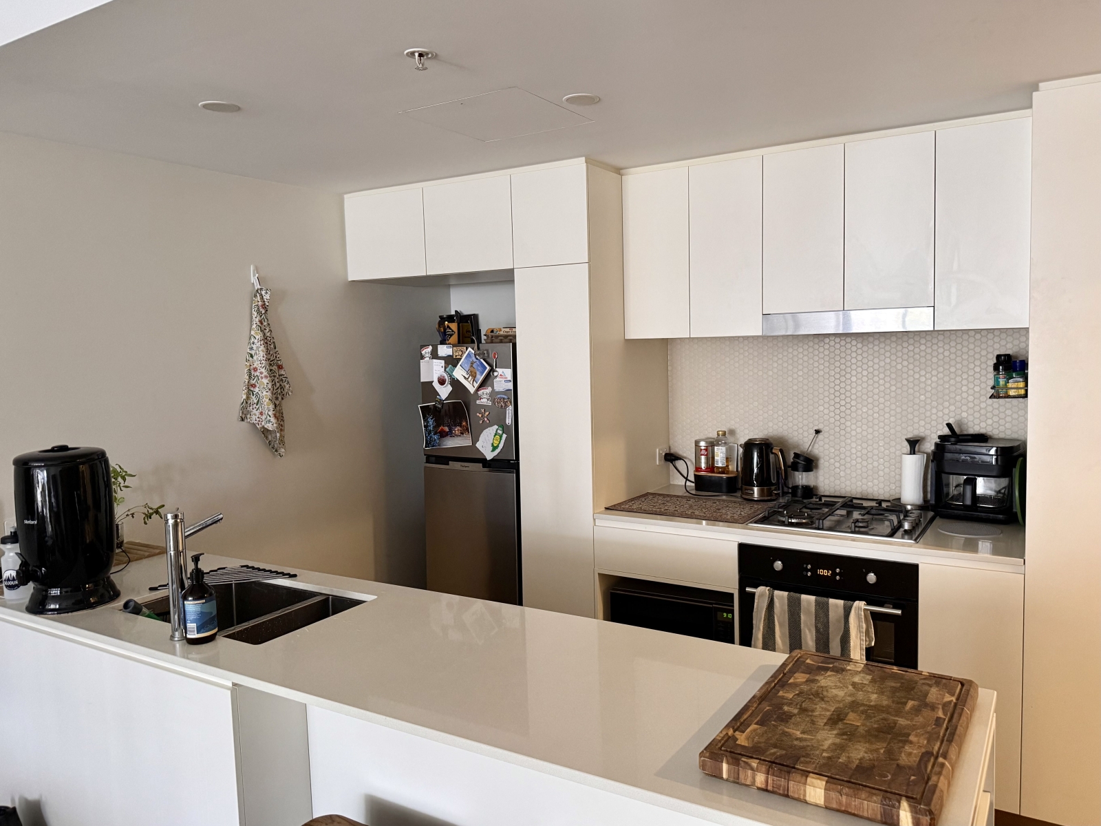 Clean modern apartment 10 min from CBD