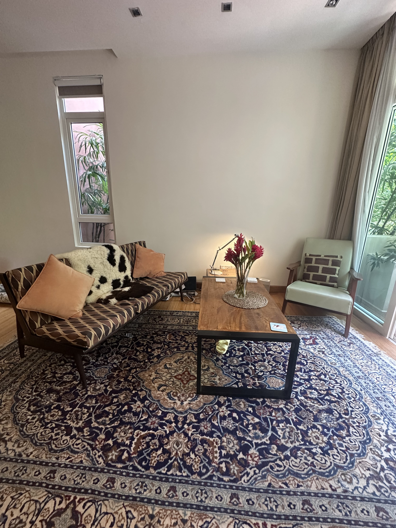 Área de estar que se abre para o pátio