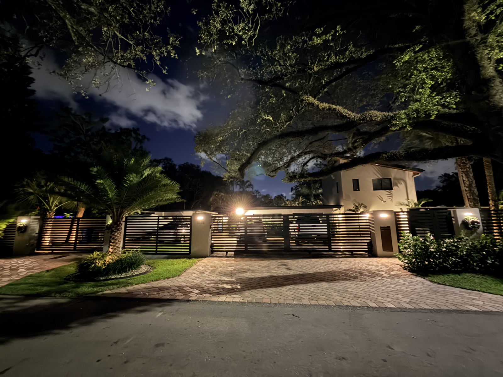 Vorne im Haus nachts – komplett abgesperrt.