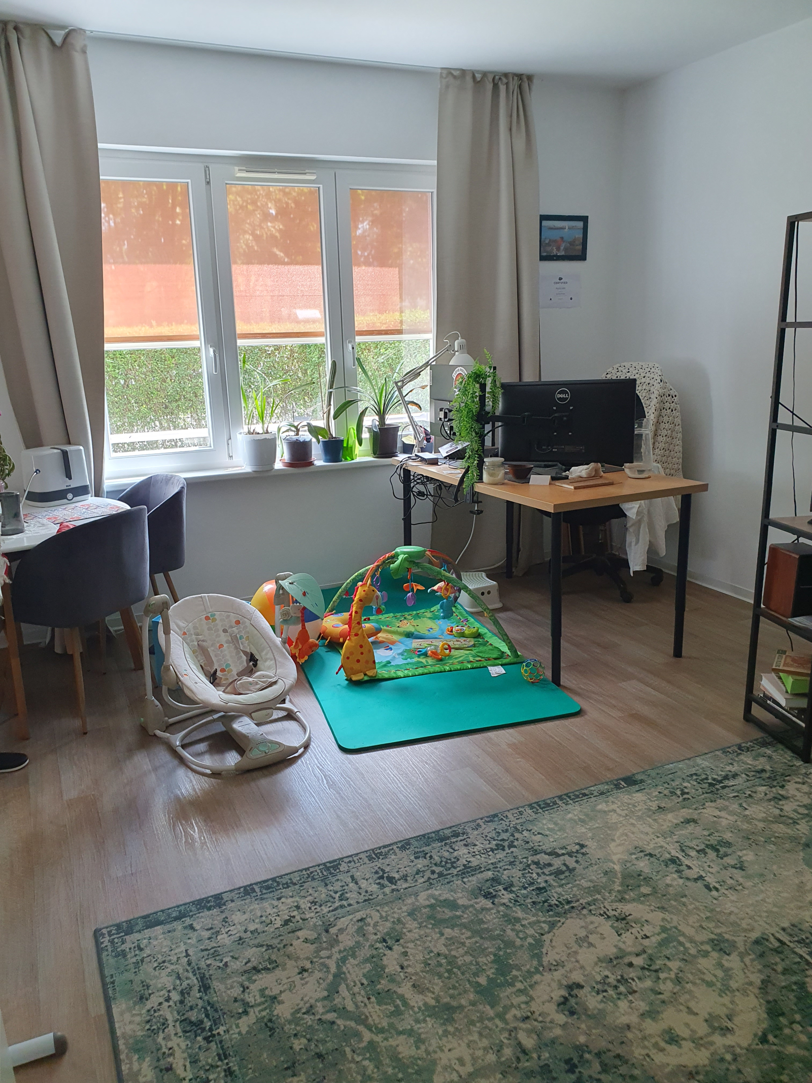 Un appartement spacieux et verdoyant est proche du parc et de la vie urbaine