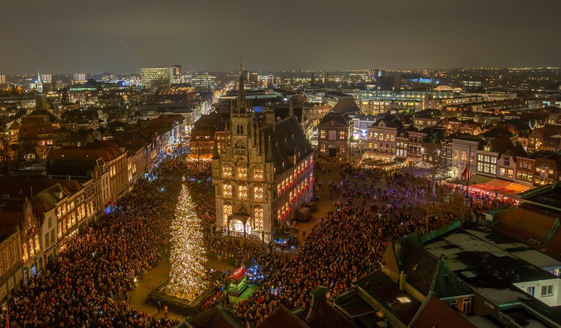 Vista di Gouda del municipio del 1459 durante la serata a lume di candela di dicembre