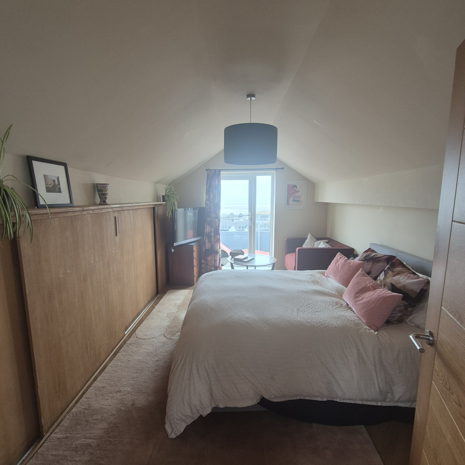 Chambre à l’étage, lit king size, balcon et vue sur la baie