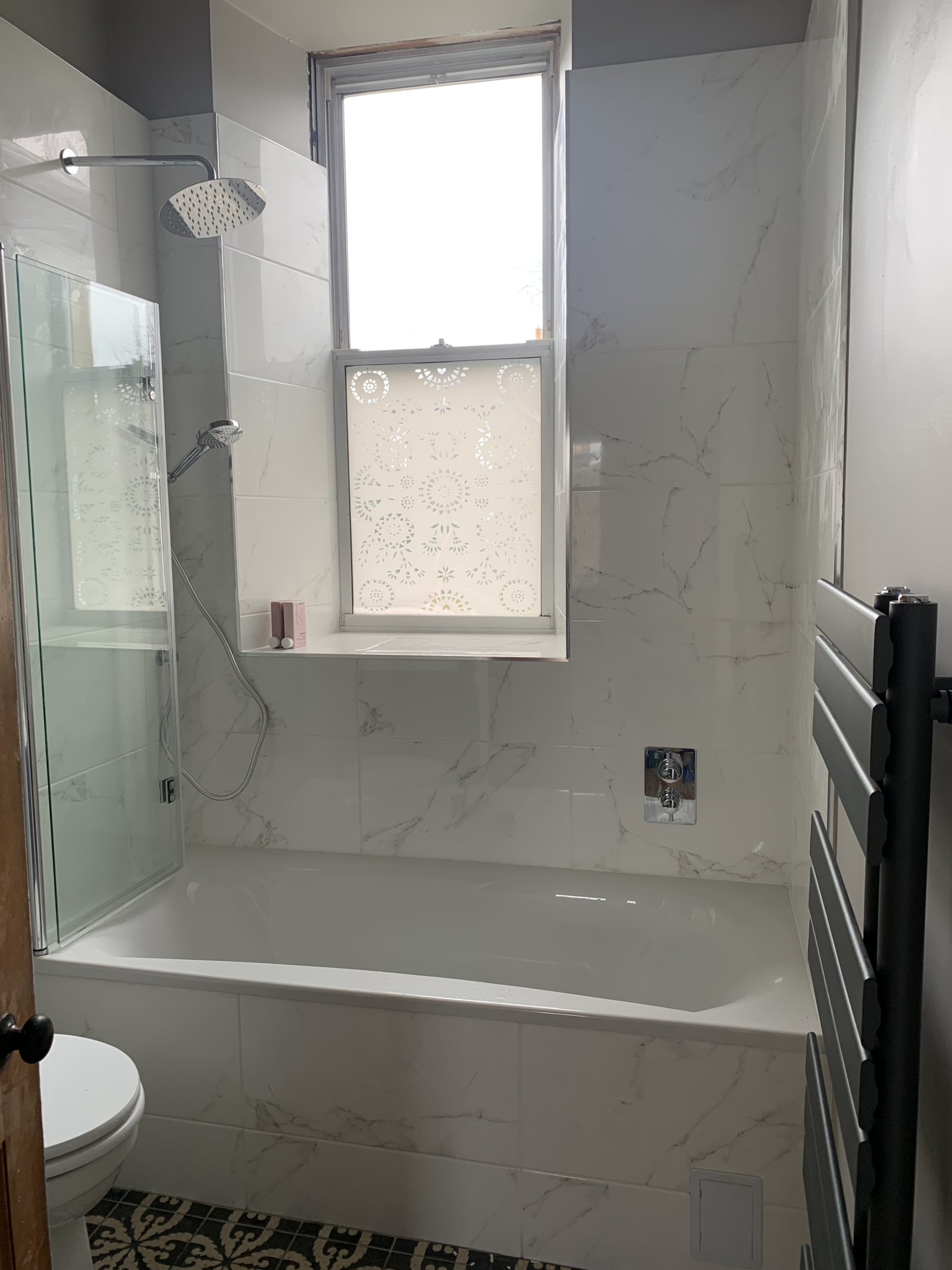 Bagno con vasca e doccia