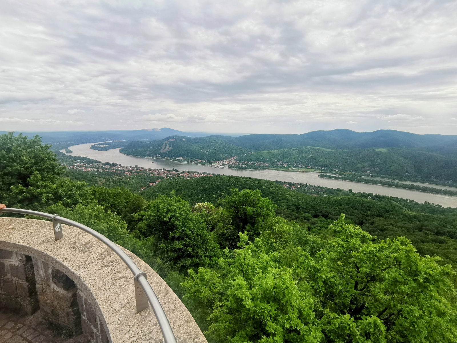 En tren o en coche, a solo 1 hora de distancia, puede realizar maravillosas caminatas con hermosas v ...