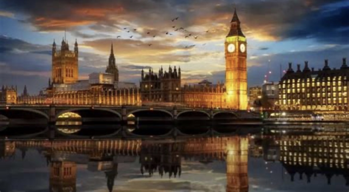 Modern apartment in East London with stunning view of city skyline - perfect for exploring the city.