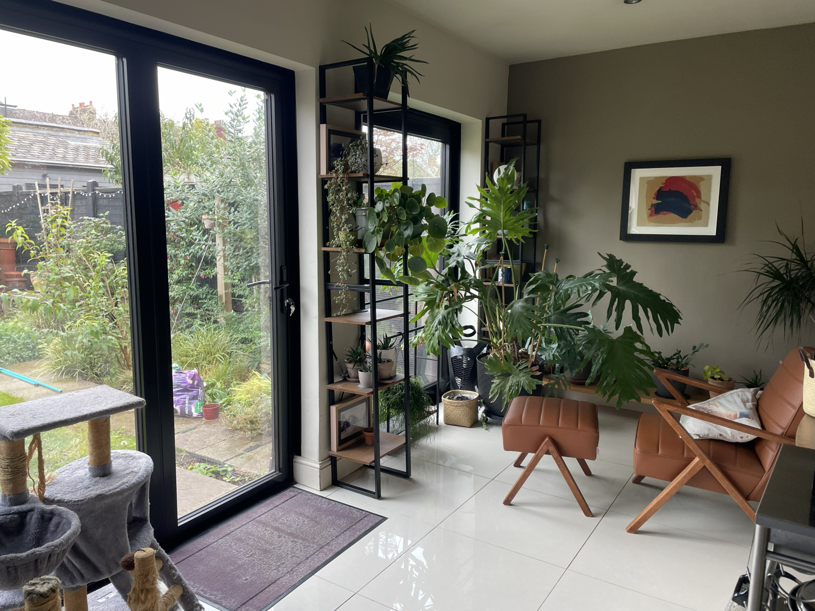 Kitchen - seating area and plants