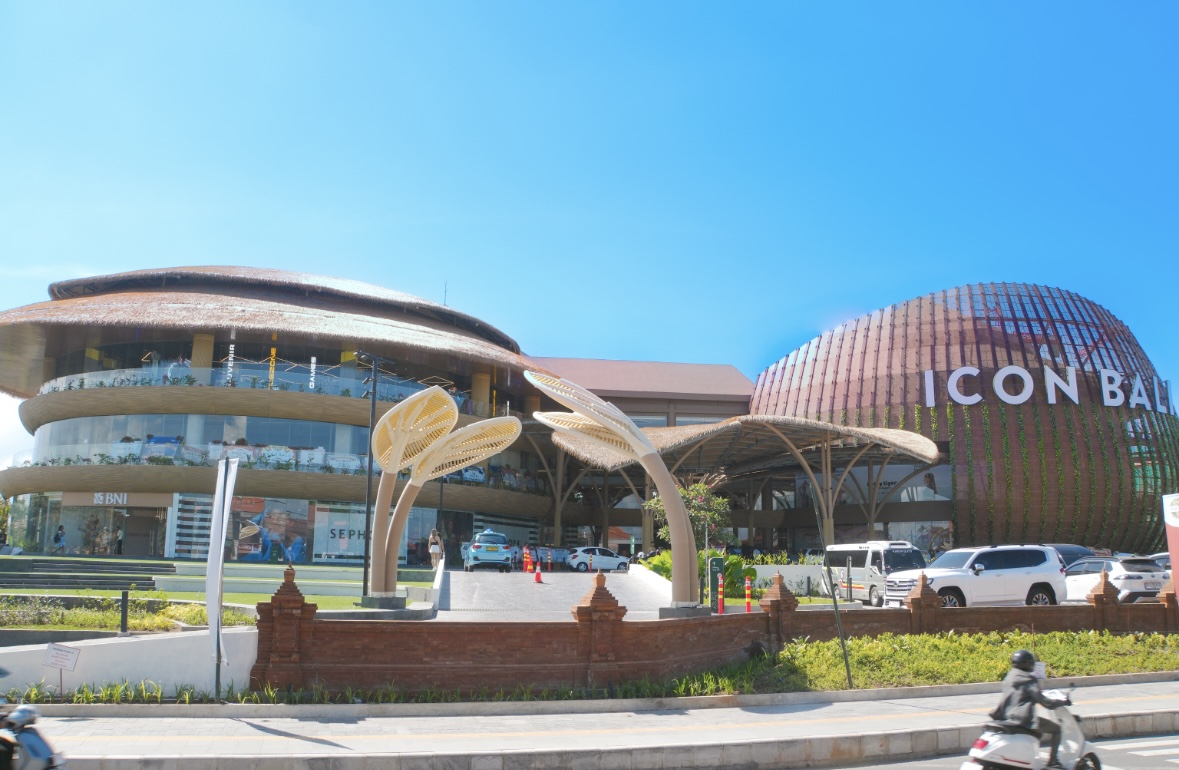 O Shopping Center Sanur / Icon inclui um cinema IMAX. Você pode encontrá-lo na praia enquanto caminh ...
