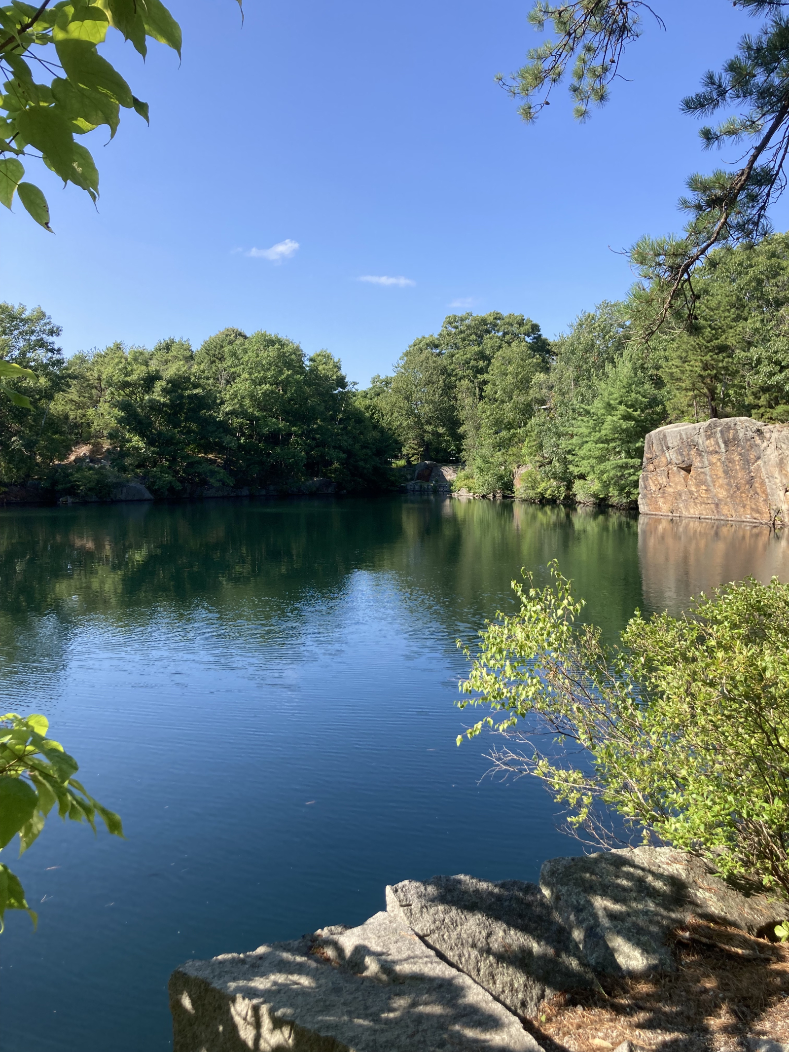 Un montón de lugares para hacer senderismo a un corto trayecto en coche