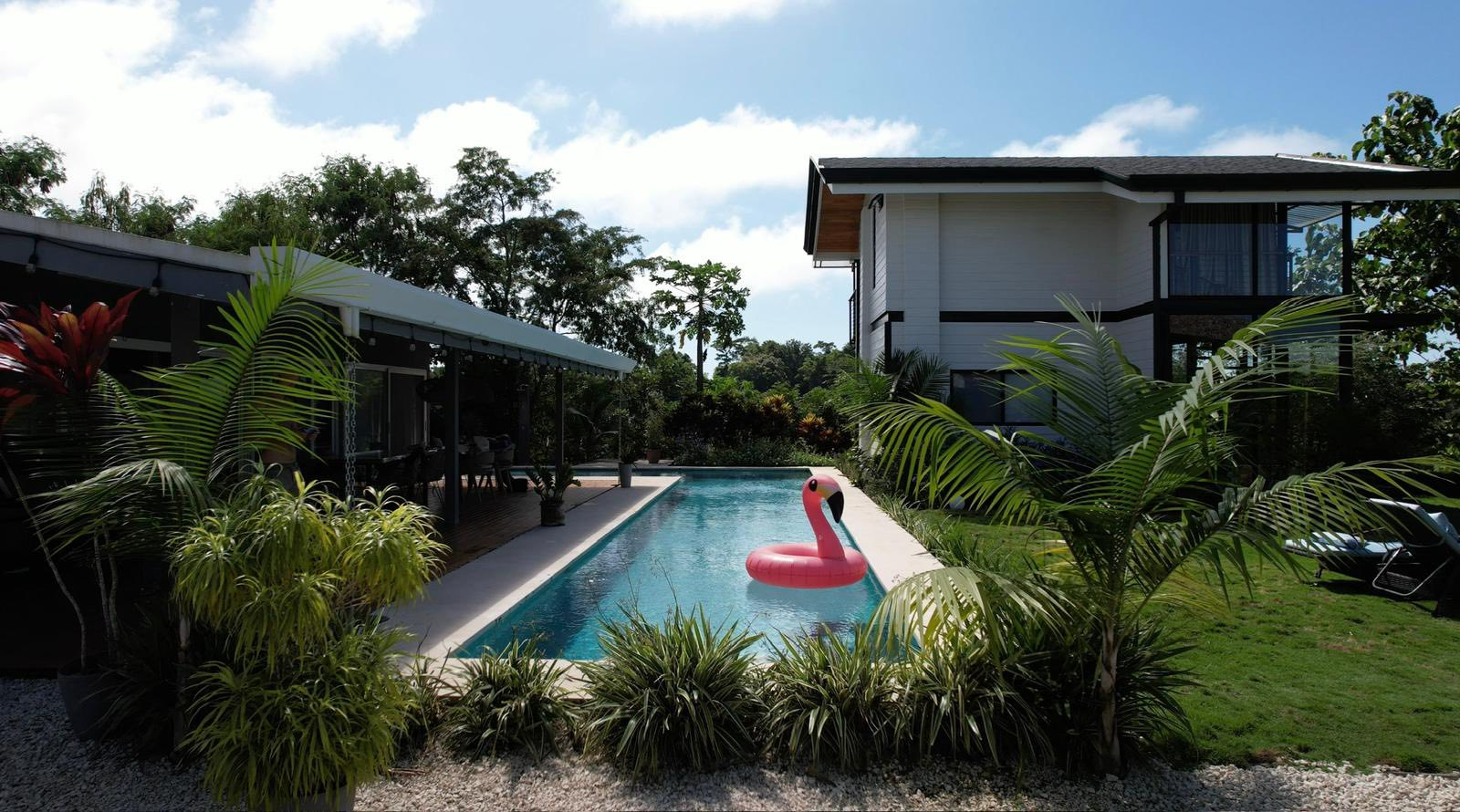 Casa Joy a la izquierda, piscina, y villa Casa Blanca a la derecha, jardín.