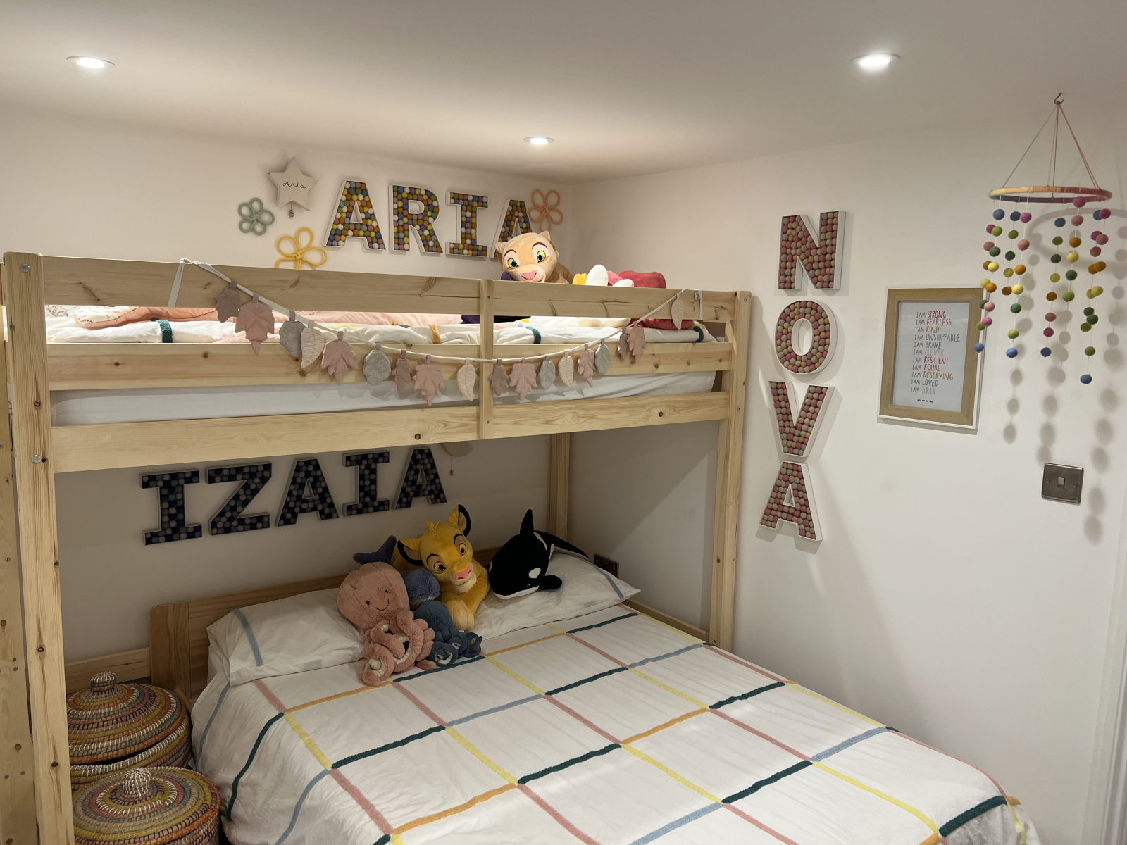 Il Letto Triplo a Castello composto da un letto matrimoniale nella parte inferiore e un letto singol ...