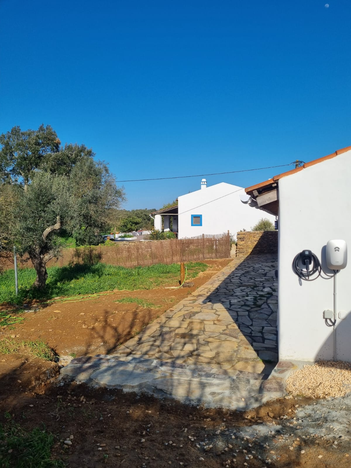 Comme vous pouvez le voir, tout est vraiment fraîchement rénové. Les photos seront mises à jour dans les semaines à venir. Il est possible de recharger des voitures électriques.