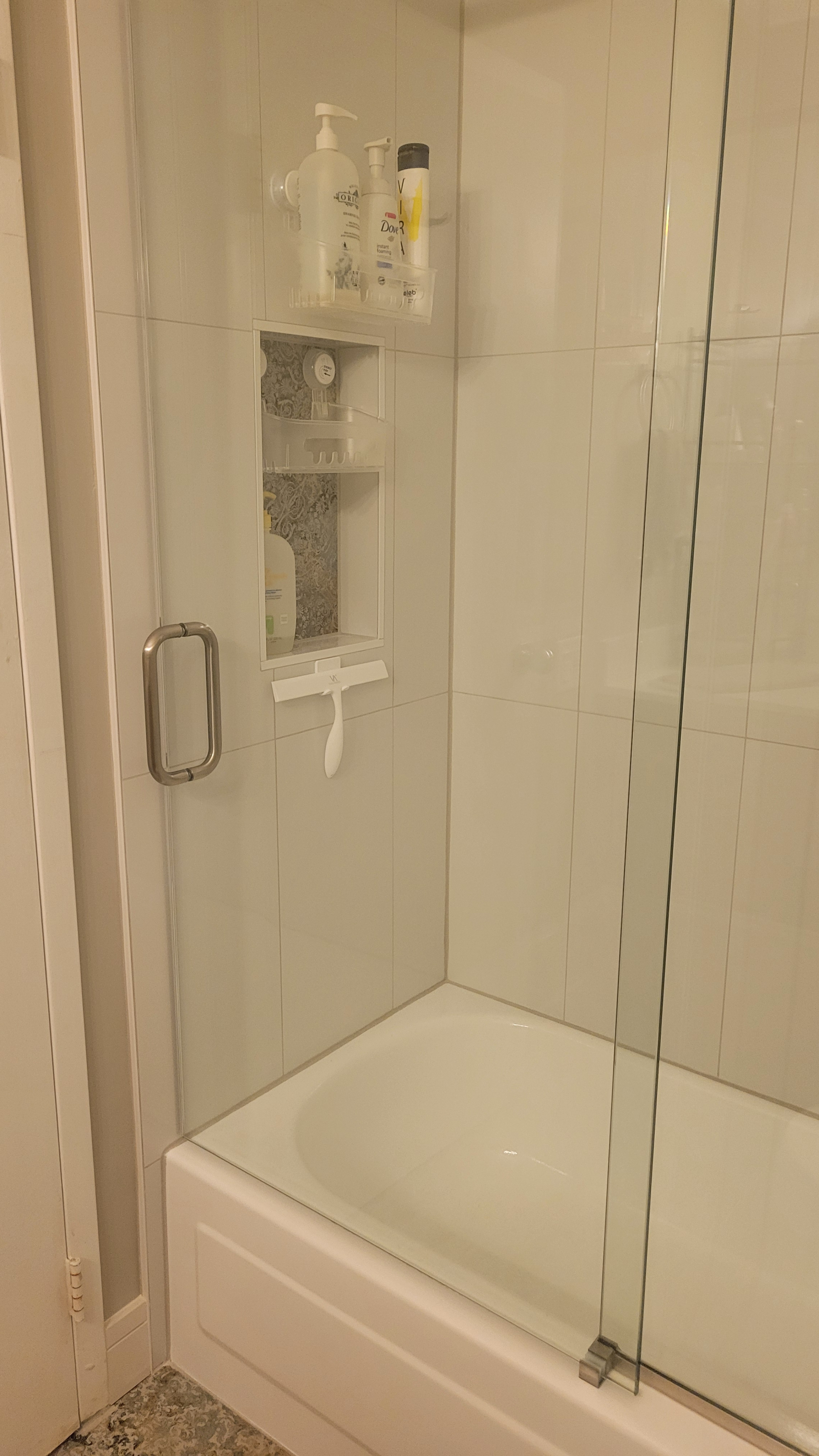 Seconda di due foto del bagno della suite degli ospiti.