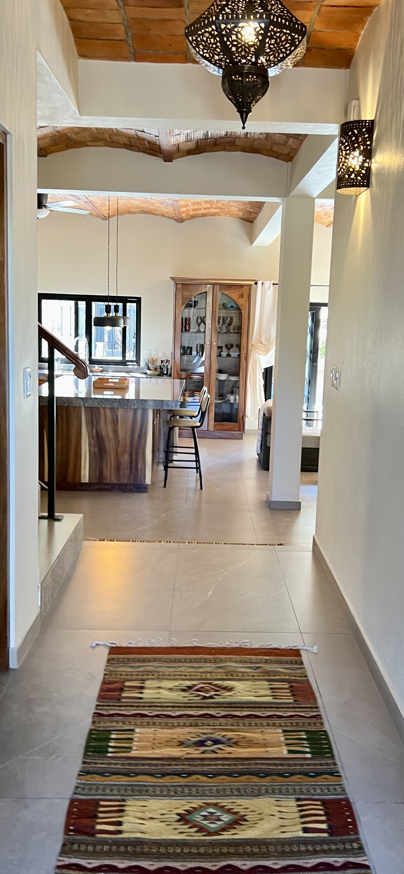 Vista desde el pasillo a la cocina abierta