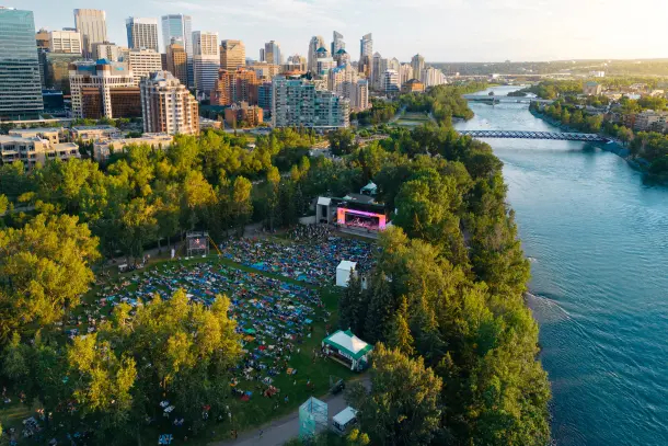 Executive-Penthouse-Suite in Calgary, AB, Kanada, mit Blick auf Stadt und Berge!