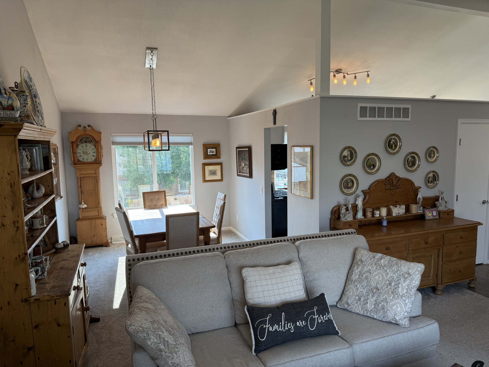 La salle familiale et la salle à manger se combinent pour accueillir facilement un groupe de 4 à 6 p ...