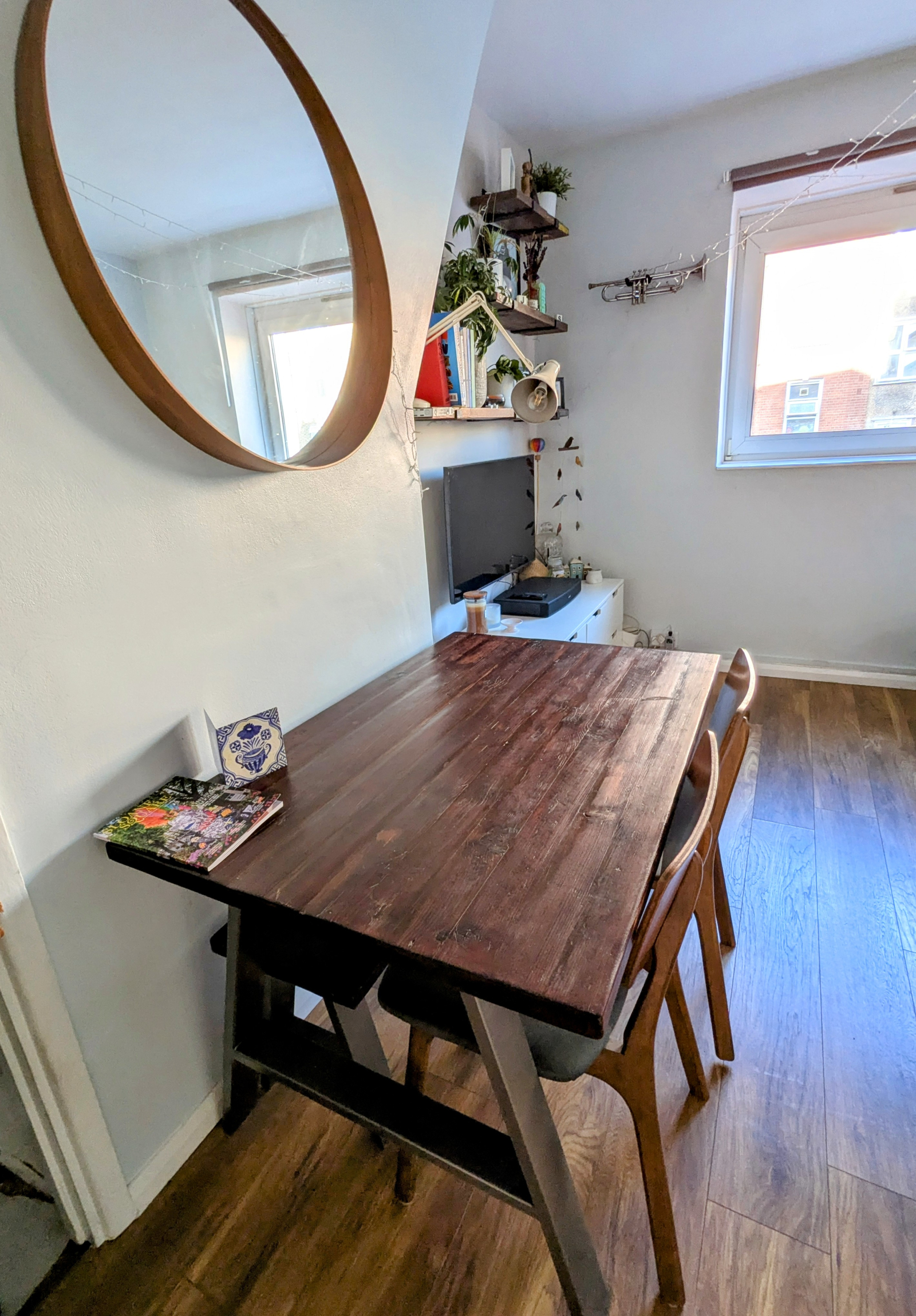 Table pulls out for seating for 4
