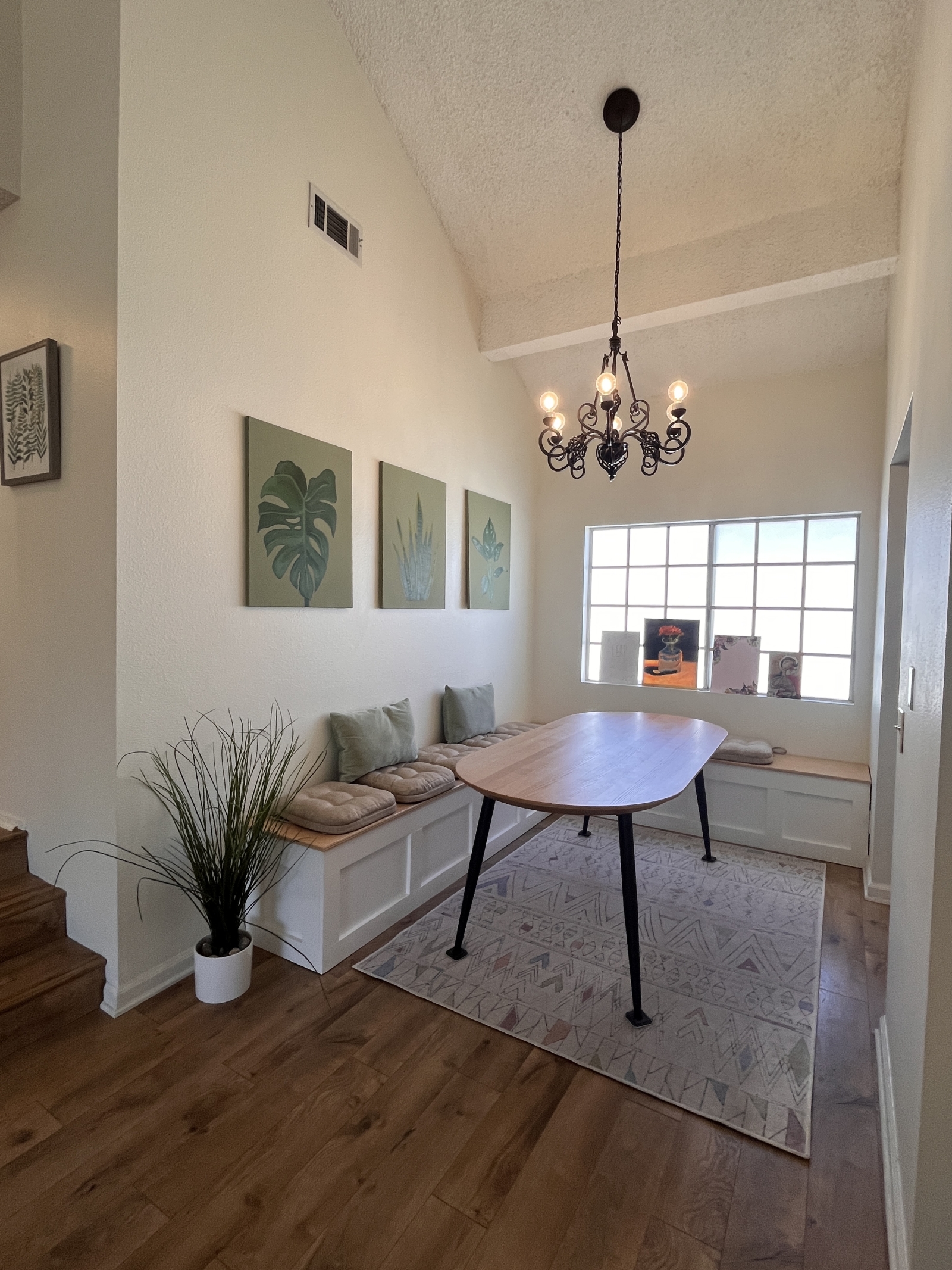 Gated 2bed/2ba Condo, Easy Access to Fwy & Metro Train