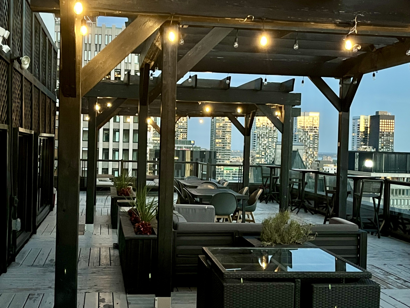 Stellen Sie sich vor, Sie betreten eine Dachterrasse und das weite Panorama der Innenstadt erstreckt ...