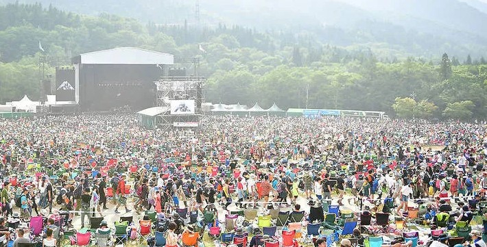Das Fuji Rock Festival beherbergt jedes Jahr weltberühmte Künstler mit über 100.000 Besuchern