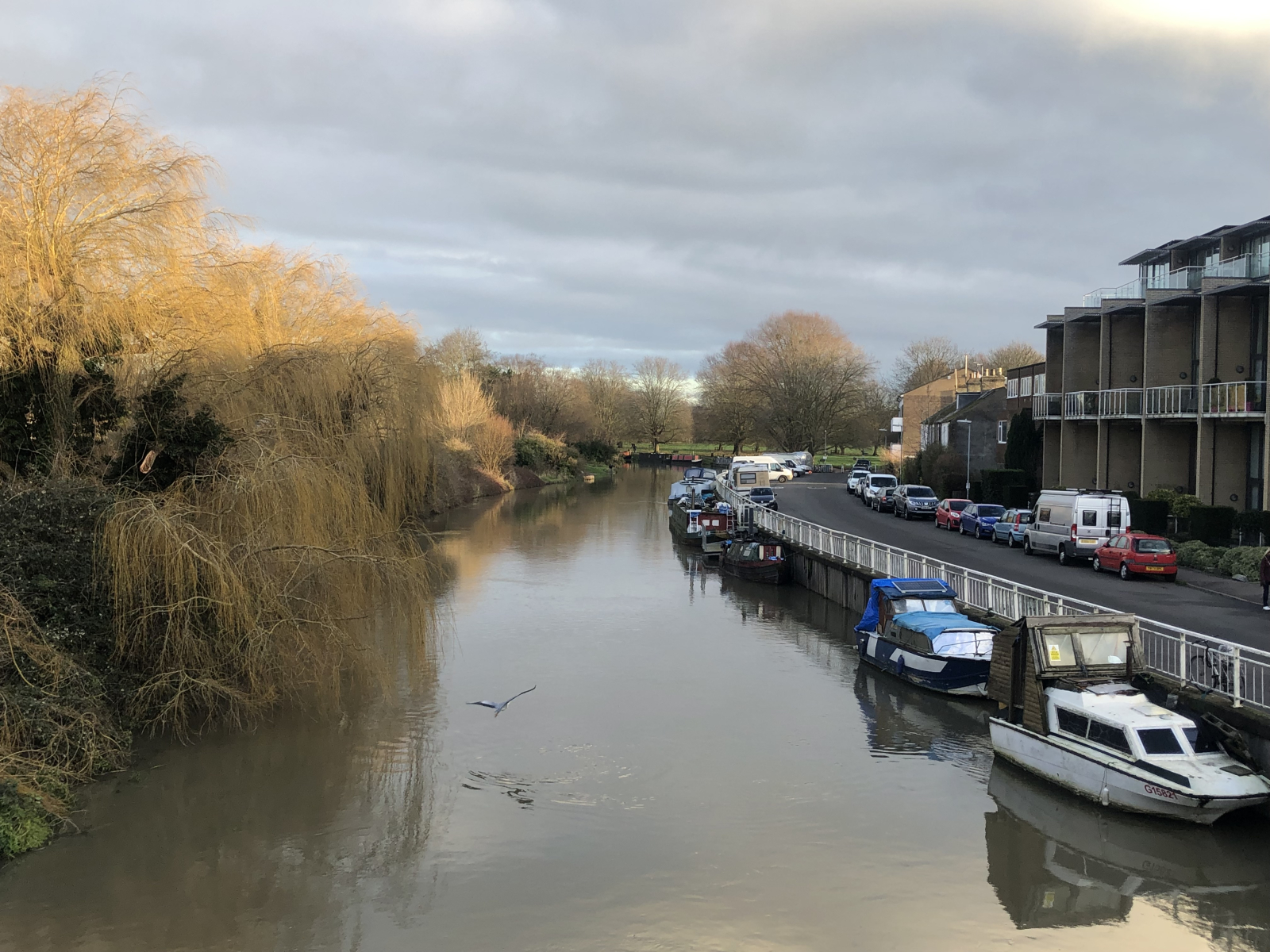Stadthaus am Fluss bei Feuchtgebieten und Bootshäusern – malerisches Cambridge