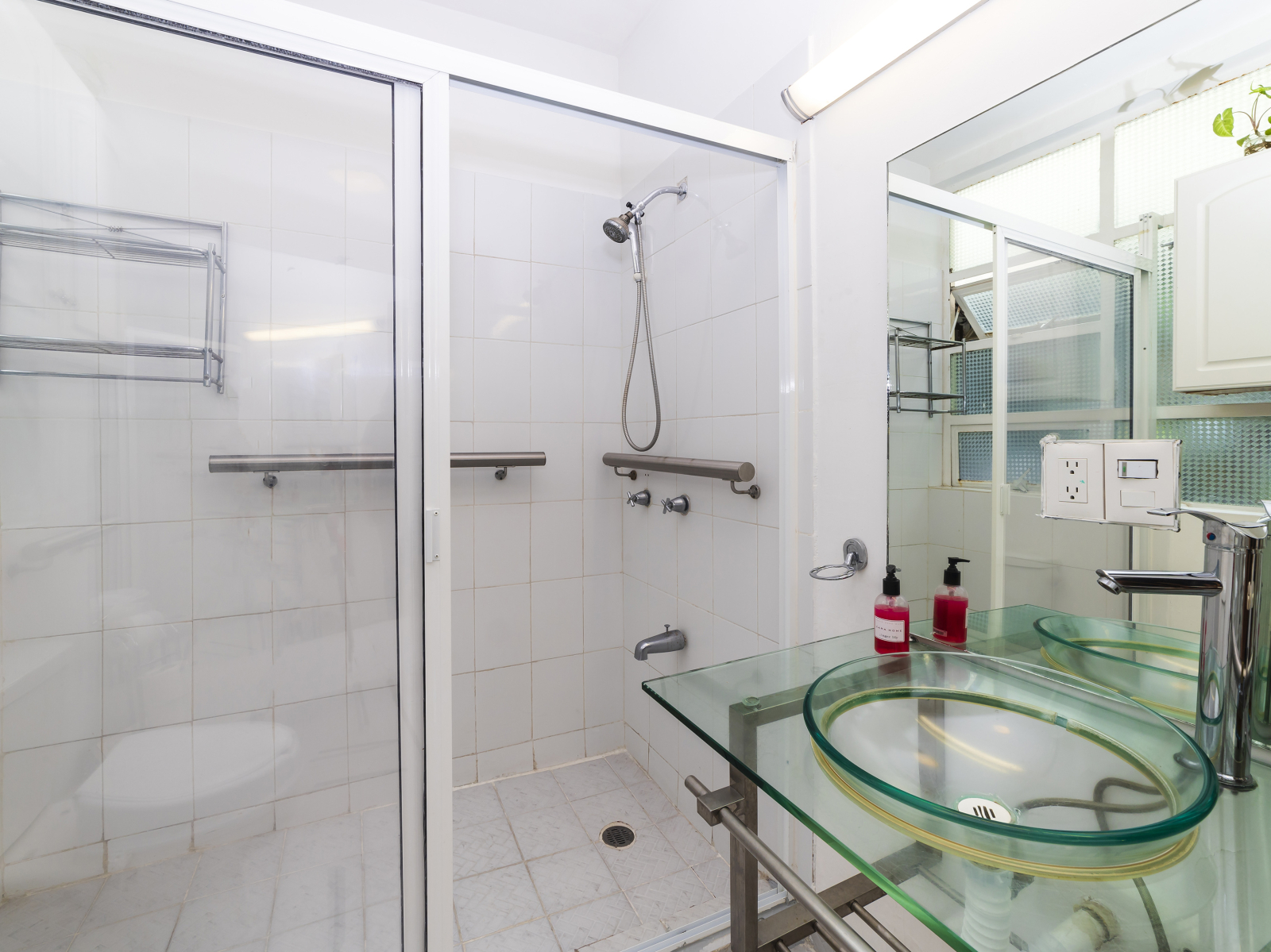 Private bathroom for the King Size room, fully equipped with safety grab bars for seniors. Impeccable and accessible!