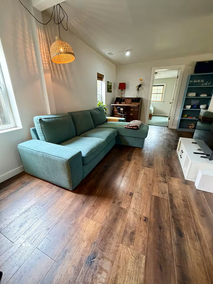 Arvada Olde town cabin feel home with hot tub and sauna.